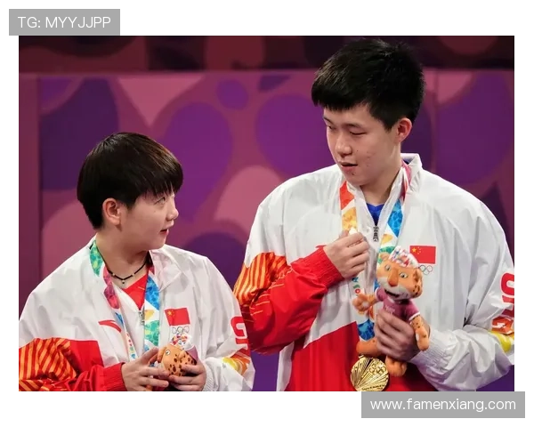 王楚钦孙颖莎领奖时互动频繁 大头贴心服软 王楚钦孙颖莎领奖时互动频繁 大头贴心服软